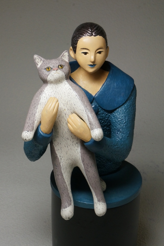 ネコを抱き上げるジャスミン