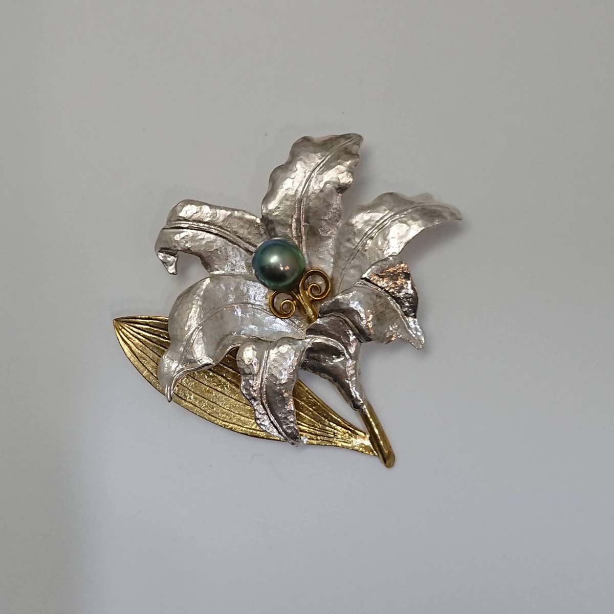 ベツレヘム マザーオブパールのブローチ 花 大きめ ベツレヘムパール