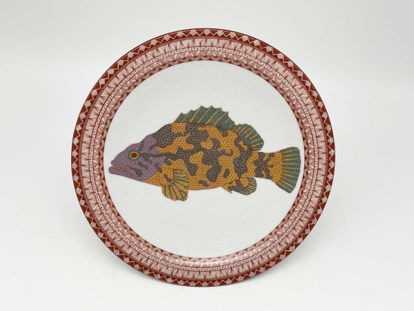 Red bamboo shoot rockfish decorative plate / Rieko Kawabata