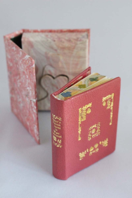 赤井都／Alice's Adventures in Wonderland