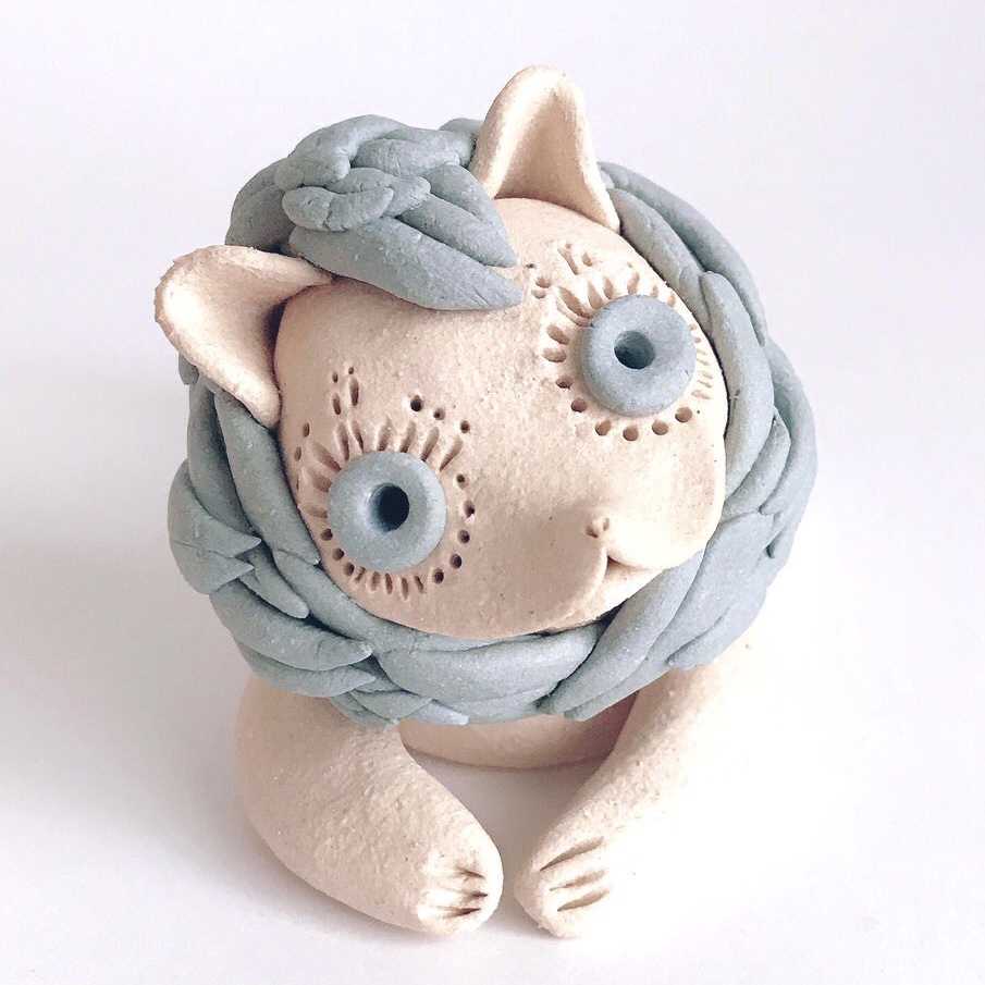 にこいち ／陶器人形でちょっと不思議な生き物を作っています。今回は幸福の青いライオンです。二科展デザイン部会友